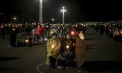 Des fidÚles regroupés dans des cercles distanciés tracés au sol pour le pÚlerinage à Fatima au Portugal le 12 mai 2021