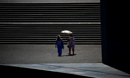 Des passantes se protègent du soleil sous une ombrelle à Berlin, pendant une vague de chlauer, le 26 juin 2026