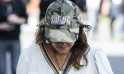 Une manifestante antivax avec une casquette "Trump, make America great again", à Nantes le 7 août 2021