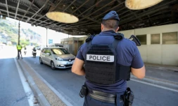 Un policier à la frontière franco-italienne, le 29 juin 2018 à Menton