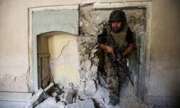 Un soldat des forces d'élite du contre-terrorisme (CTS) irakiennes marche dans la mosquée d'Al-Nouri détruite, dans la Vieille ville de Mossoul, le 30 juin 2017