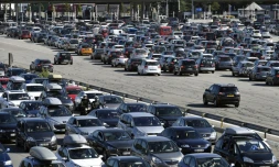 Des véhicules bloqués au péage de Vienne, sur l'autoroute A7 le 13 août 2016