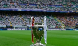 Le trophée de la Ligue des champions avant la finale le 28 mai 2016 à San Siro entre le Real-Madrid et l'Atletico