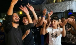 Des Palestiniens célèbrent l'annonce d'un cessez-le-feu entre le Hamas et Israël le 9 octobre 2025 à Khan Younès, dans la bande de Gaza. 