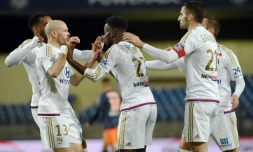 Maxwell Cornet (c), félicité par ses coéquipiers après un but face à Montpellier, le 8 avril 2016 à la Mosson