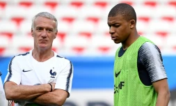 Le sélectionneur de l'équipe de France Didier Deschamps (g) parle à Kylian Mbappé lors d'une séance d'entraînement à l'Allianz Riviera, le 31 mai 2018 