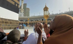 Prière au pied de la Kaaba, vers laquelle les musulmans du monde entier se tournent pour prier, dans la Grande Mosquée de La Mecque, le 22 mai 2026.