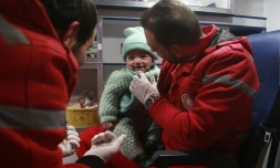 Un bébé malade évacué de la région rebelle syrienne de la Ghouta orientale, assiégée par le régime, tard dans la nuit mercredi 27 décembre 2017