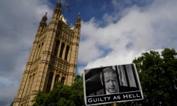 Une pancarte accuse le Premier ministre Boris Johnson d'être "aussi coupable que l'enfer" avant un vote de défiance, devant le Parlement à Londres le 6 juin 2022