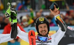 La joie sur le podium de l'Autrichien Marcel Hirscher vainqueur du slalom géant de Garmisch-Partenkirchen, le 28 janvier 2018