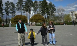 Des habitants de la ville de Slavoutytch dans le nord de l'Ukraine, le 25 avril 2026 