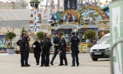 Des plociers et des urgentistes devant devant le site du festival de la bière Oktoberfest de Munich, le 1er octobre 2025