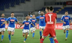 Les joueurs de Naples célèbrent le tir au but victorieux d'Arkadiusz Milik, qui a permis à Naples de remporter la Coupe d'Italie, le 17 juin 2020 à Rome
