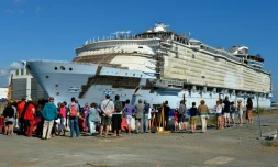 Des visiteurs regardent le paquebot "Harmony of the Seas" en construction Ă  Saint-Nazaire, le 29 juillet 2016