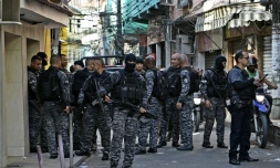 Des membres de la police militaire lors d'une opération contre le trafic de drogue dans la favela de Jacarezinho, le 19 janvier 2022 à Rio de Janeiro, au Brésil