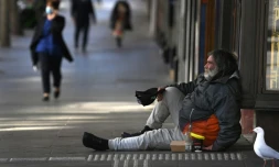 Un mendiant dans un quartier d'affaires de Melbourne, le 2 septembre 2020