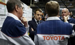 Le président français Emmanuel Macron (c), le 22 janvier 2018 à Onnaing dans le Nord