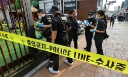 Des policiers sur les lieux d'une attaque à l'arme blanche près d'une station de métro, le 21 juillet 2023 à Séoul, en Corée du Sud