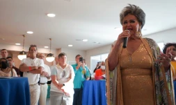 Dina Jacobs chante habillée en drag queen pour la cérémonie d'ouverture du centre Law Harrington, à Houston, le 24 juin 2021 