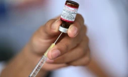 Préparation d'une dose de vaccin contre la rougeole, lors d'une campagne de vaccination à Mexico, le 17 septembre 2025