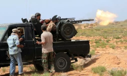 Les forces progouvernementales libyennes bombardent les positions du groupe EI le 2 juin 2016 à Syrte