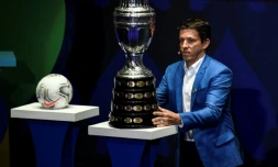 L'ex-international brésilien Juninho Paulista présente le trophé de la Copa America, lors du tirage au sort de l'édition de 2020 à CartagÚne, le 3 décembre 2019