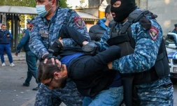 Des policiers arméniens arrêtent un manifestant lors d'un rassemblement contre l'accord avec l'Azerbaïdjan dans le conflit au Nagorny Karabakh, le 12 novembre 2020 à Erevan