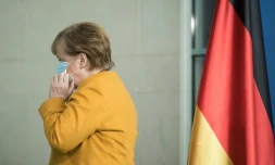 La chanceliĂšre allemande Angela Merkel quitte la salle aprĂšs une allocution Ă la chancellerie Ă Berlin, le 24 mars 2021