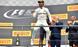 Le Britannique Lewis Hamilton (Mercedes) bondit de joie sur le podium après sa victoire au GP de Belgique de F1 sur le circuit de Spa-Francorchamps, le 27 août 2017 