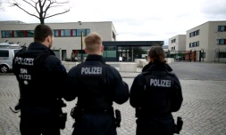 Des policiers devant le tribunal de Dresde où se tient le procès d'un jeune Syrien accusé d'un meurtre en août à Chemnitz, le 18 mars 2019