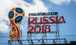 Logo de la Coupe du monde de football sur le toit d'un building à Moscou, le 6 juin 2018