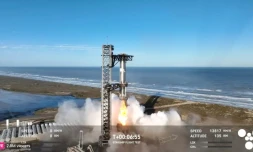 Capture d'écran diffusée par SpaceX montrant le Super Heavy Booster de Starship en plein vol, près de Boca Chica, au Texas, le 16 janvier 2025
