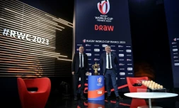 Le président de la FFR Bernard Laporte (g) avec le patron du Mondial-2023 Claude Atcher devant la presse à l'issue du tirage au sort, le 14 décembre 2020 à Paris