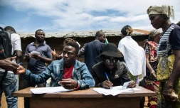 Des hommes s'inscrivent pour participer à un vote symbolique à Béni, en RDCongo, le 30 décembre 2018. Cette région est privée d'élections en raison de problèmes de sécurité et de la maladie d'Ebola