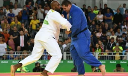 Teddy Riner cherche une prise sur le Brésilien Rafael Silva en quarts de finale des Jeux de Rio, le 12 août 2016