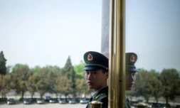 Un garde à Pékin le 28 avril 2016
