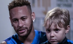 Neymar, avec son fils Davi Lucca, accorde un entretien à l'AFP, le 21 juillet 2018 à Praia Grande, près de Sao Paulo 