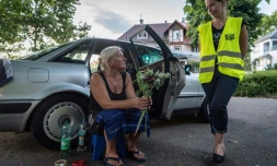 Gaelle une bénévole des Restos du coeur parle avec Marguerite, un SDF, photo du 30 juillet 2018
