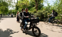 Des personnes sur un fatbike dans le Vondelpark, à Amsterdam.