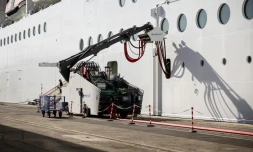 Le navire de croisiÚre MSC World Europa connecté au réseau électrique dans le port de Marseille, le 11 avril 2026