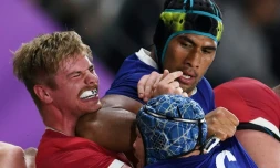 Le deuxiÚme ligne du XV de France Sébastien Vahaamahina (d) assÚne un violent coup de coude au Gallois Aaron Wainwright en quarts du Mondial, le 20 octobre 2019 à Oita