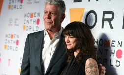 Anthony Bourdain, qui s'est apparement suicidé en France, photogaphié en compagnie de son amie Asia Argento le 13 avril 2018
