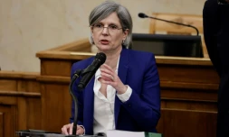 La députée écologiste Sandrine Rousseau présente le rapport de la commission d'enquête de l'Assemblée nationale sur les violences sexuelles dans la culture, le 9 avril 2025 à Paris 
