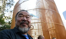 L'artiste chinois Ai Weiwei devant son installation "Cage dorée" à proximité de la Trump Tower à New York, le 10 octobre 2017