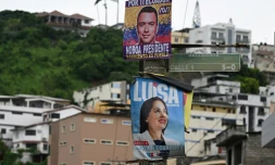 Des affiches électorales du président candidat à sa réélection Daniel Noboa et de la candidate de gauche Luisa Gonzalez, le 11 avril 2025 à Guayaquil, en Equateur