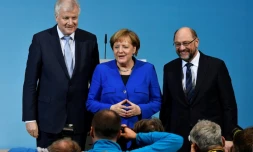 De gauche à droite, le leader de la CSU Horst Seehofer, la chancelière Angela Merkel et le leader du SPD Martin Schulz, au cours d'une conférence de presse à Berlin le 12 janvier 2018