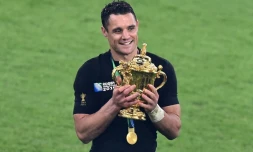 L'ouvreur des All Blacks Dan Carter avec le trophée du Mondial-2015, à l'issue de la finale remportée contre l'Australie, à Twickenham, le 31 octobre