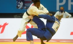 La judoka française Clarisse Agbegnenou (en blanc) lors des Championnats d'Europe, le 20 novembre 2020 à Prague