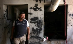 Haitham Behnam, chrétien chassé de Mossoul par l'EI, devant son atelier à Erbil, au Kurdistan irakien, le 20 juillet 2017