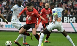 L'attaquant rennais Martin Terrier (c) entre les Marseillais Pape Gueye (g) et Geoffrey Kondogbia, le 17 mars 2024 Ă Rennes
